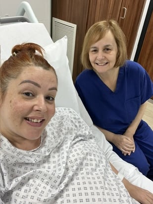 Becki in a hospital bed taking a selfie with her mum